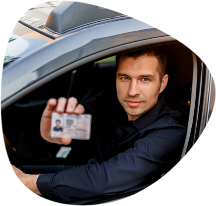 Hombre sosteniendo su licencia